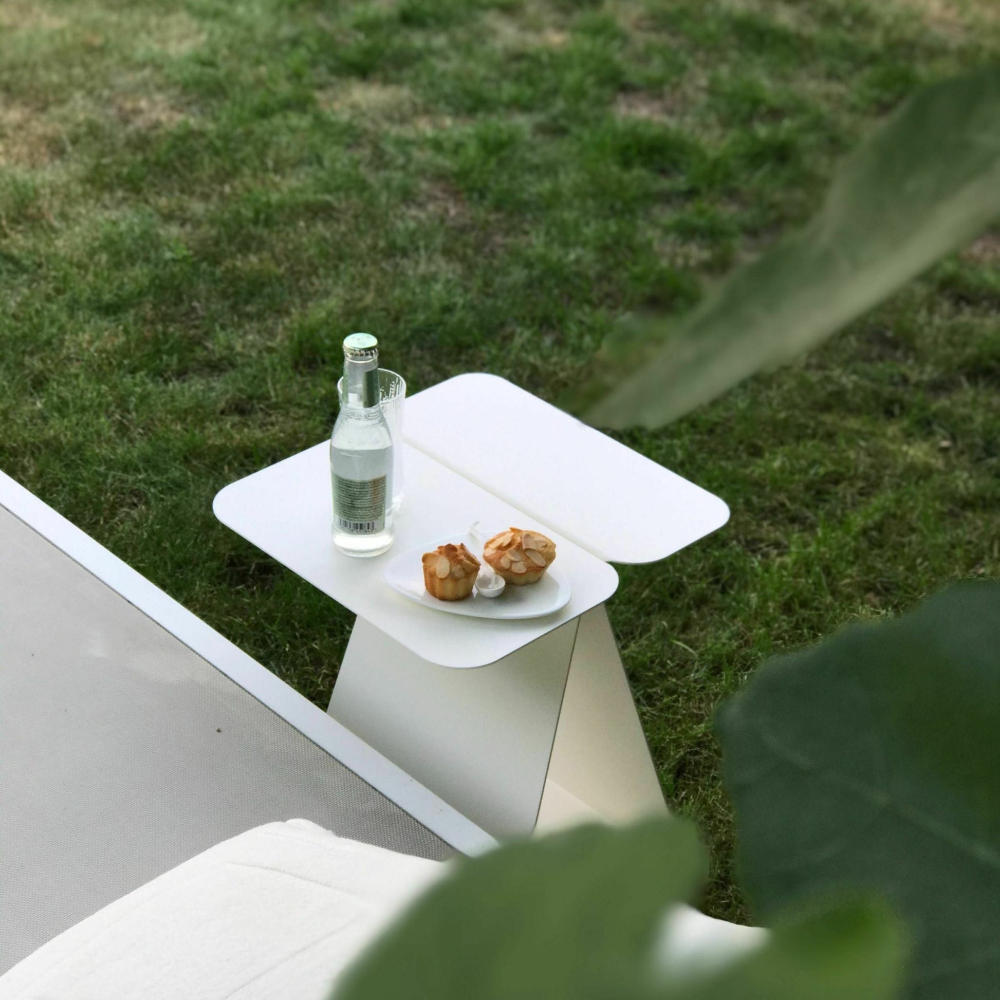 Table d'appoint rectangulaire en acier blanc mat Youmy - Mlle Jo - The Cool Republic