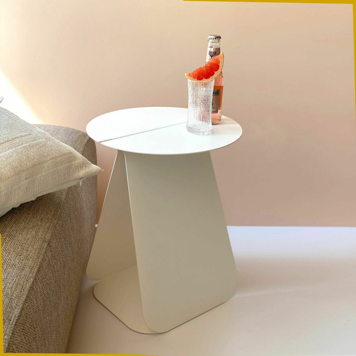 Table d'appoint ronde en acier blanc mat Youmy - Mlle Jo - The Cool Republic