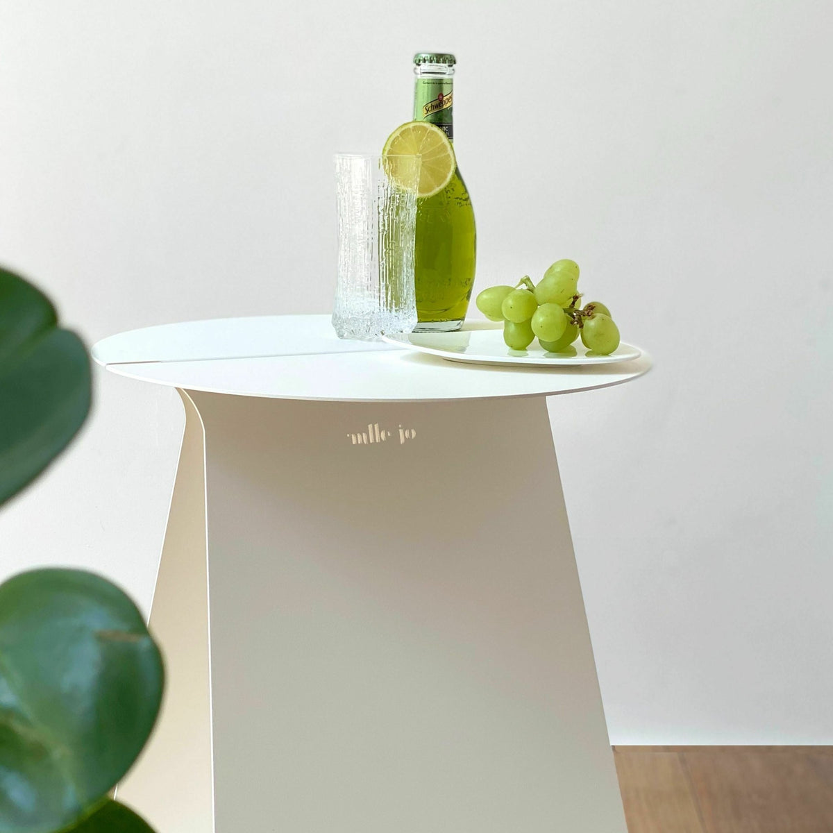 Table d'appoint ronde en acier blanc mat Youmy - Mlle Jo - The Cool Republic