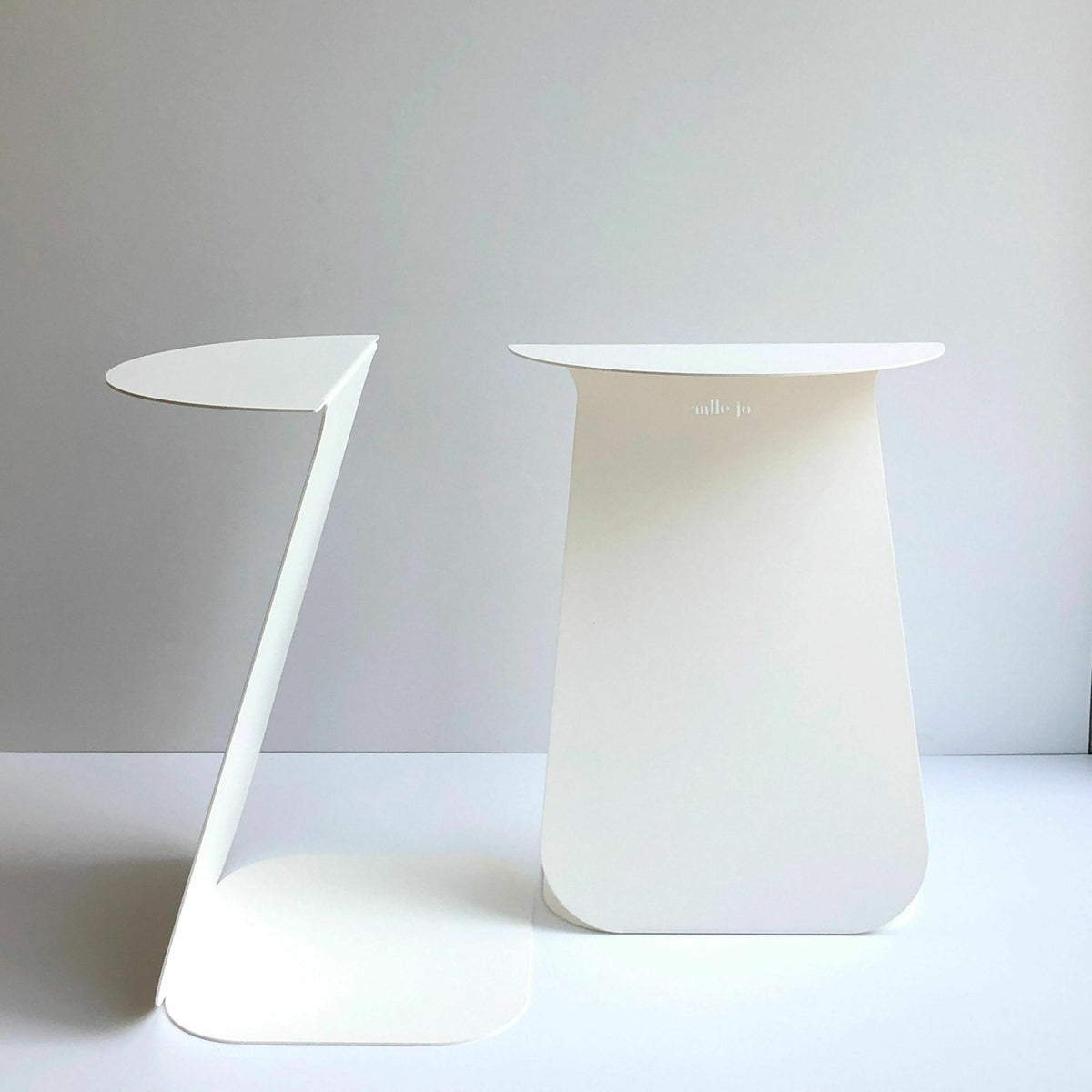 Table d'appoint ronde en acier blanc mat Youmy - Mlle Jo - The Cool Republic