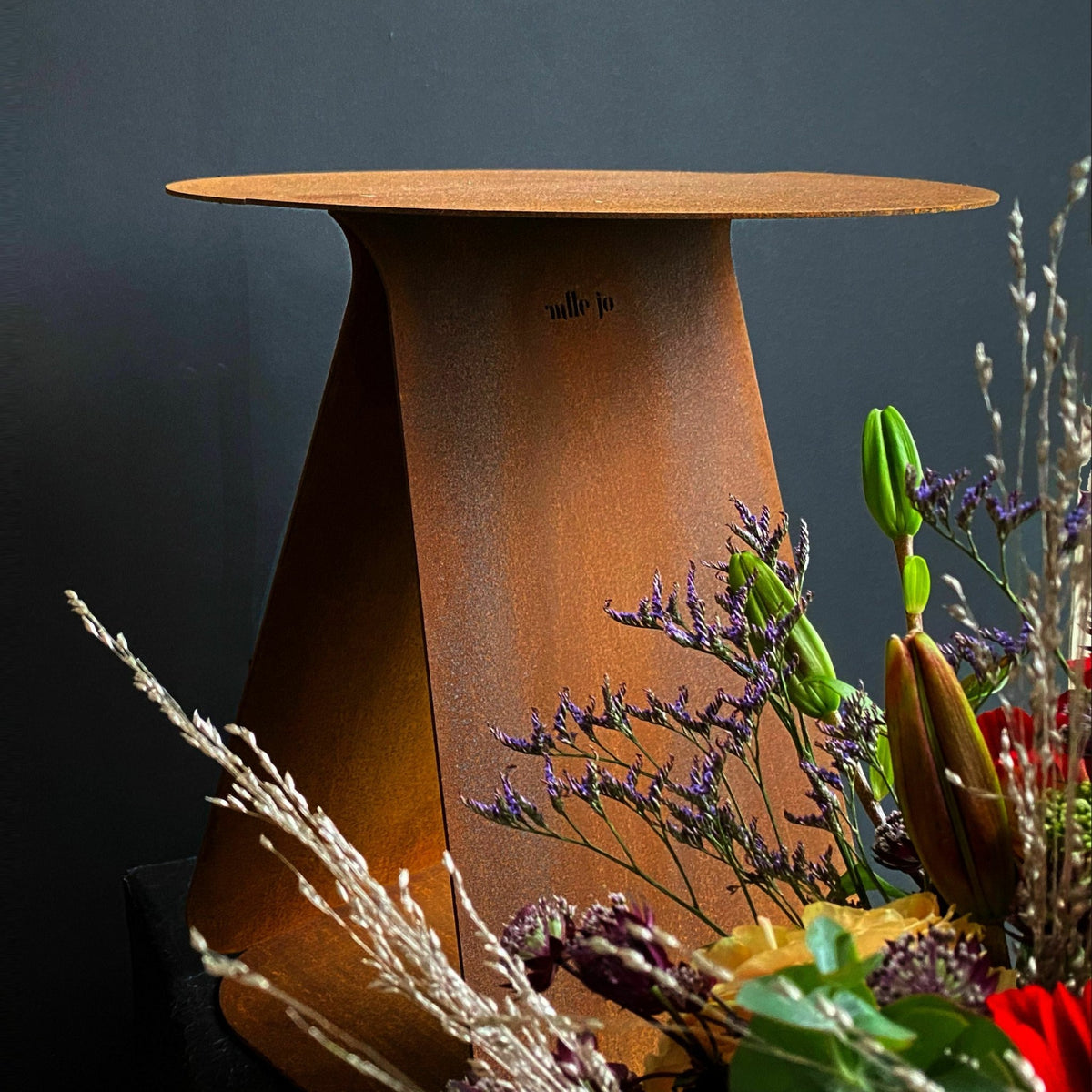 Table d'appoint ronde en acier corten Youmy - Mlle Jo - The Cool Republic