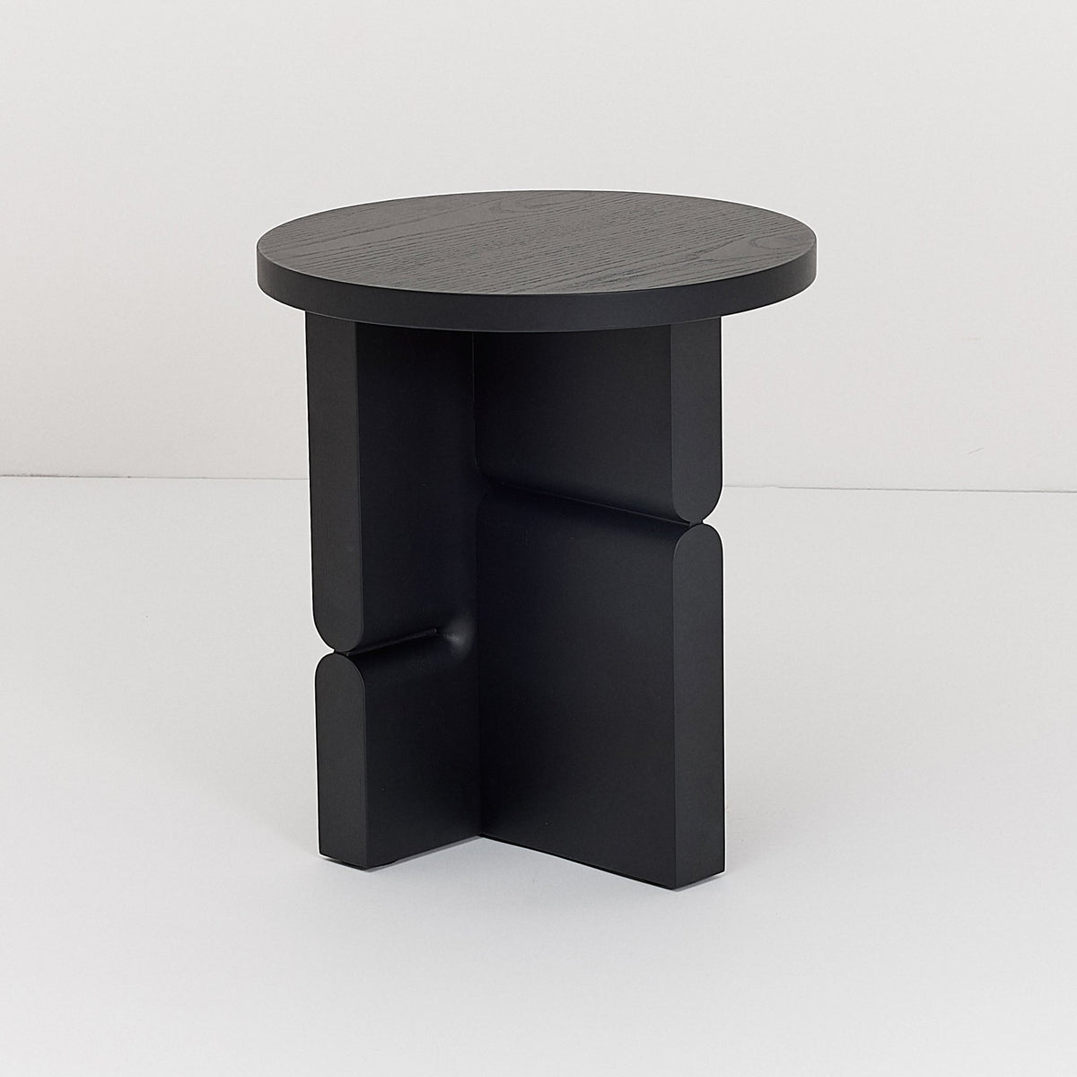 Table d'appoint ronde en bois de frêne peint noir 38 x 42,5 cm Noon - Nobodinoz - The Cool Republic