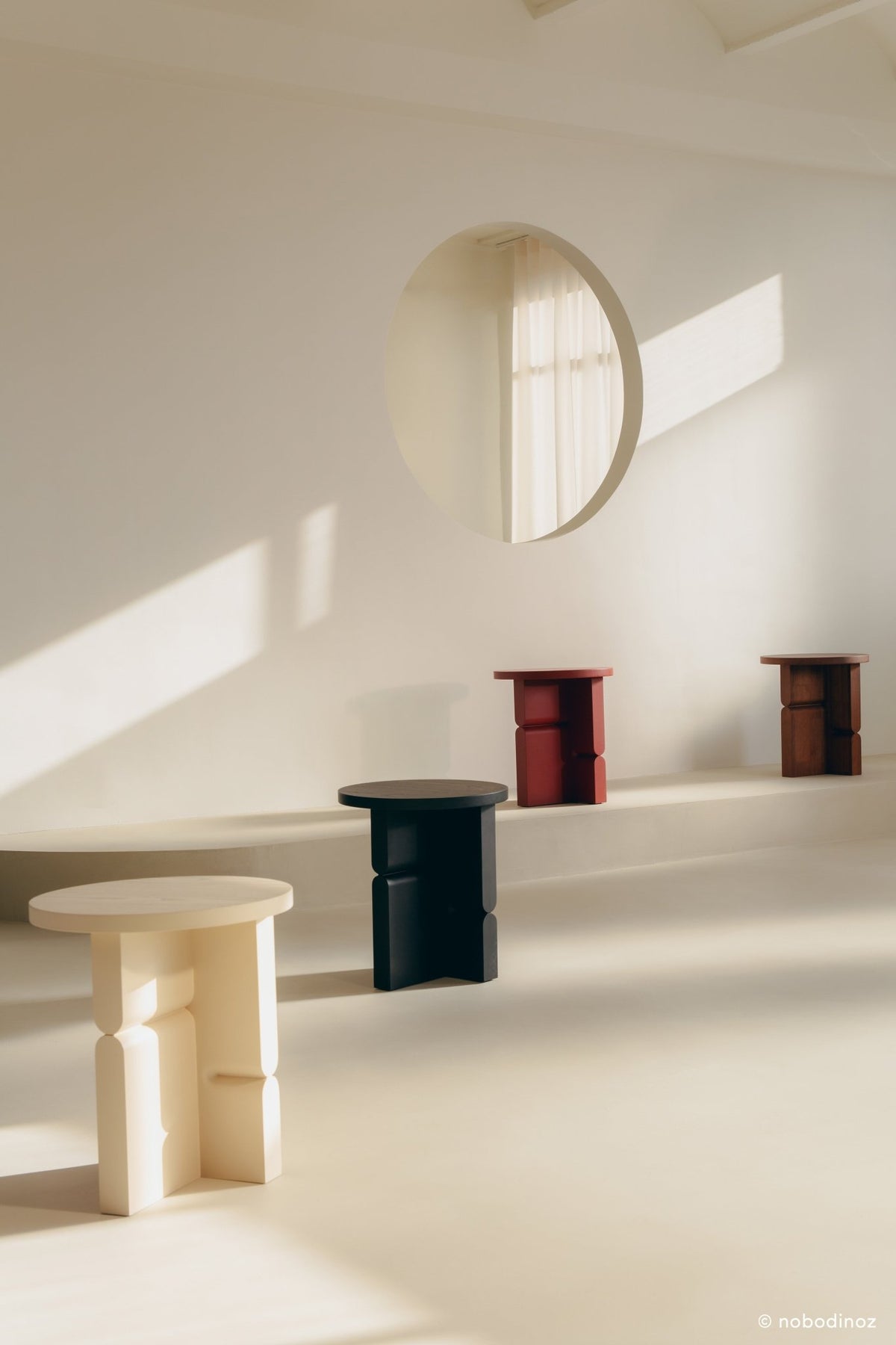 Table d'appoint ronde en bois de frêne peint noyer marron 38 x 42,5 cm Noon - Nobodinoz - The Cool Republic
