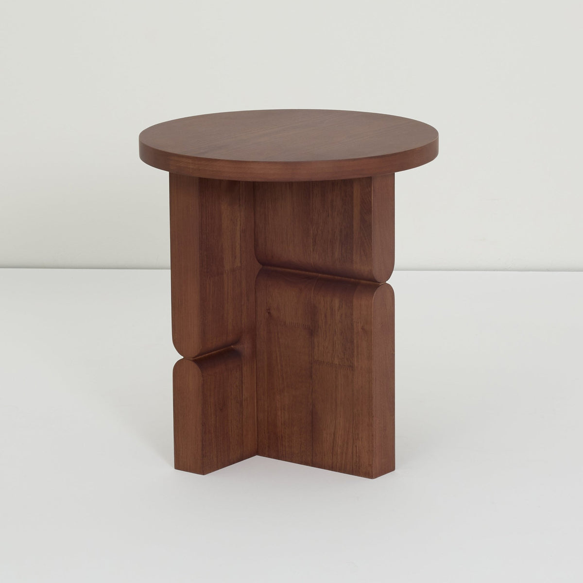 Table d'appoint ronde en bois de frêne peint noyer marron 38 x 42,5 cm Noon - Nobodinoz - The Cool Republic