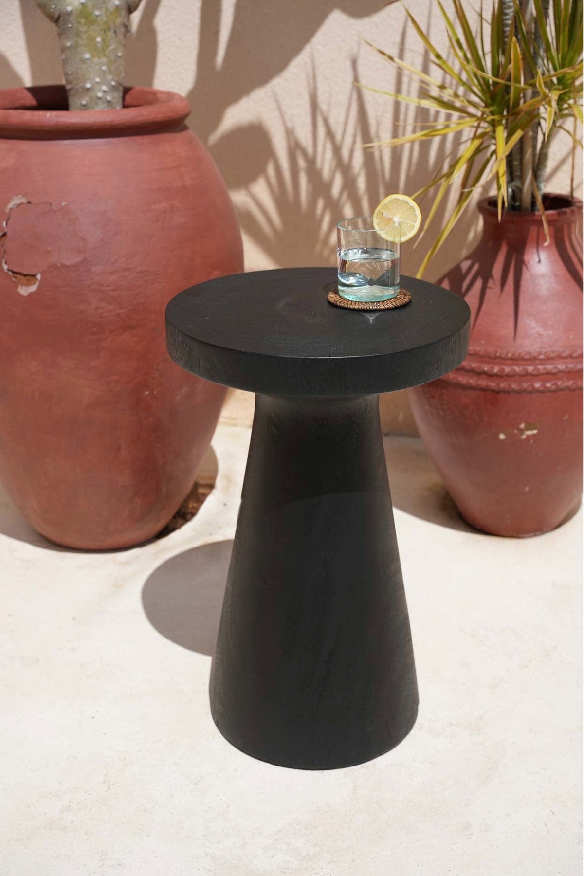 Table d'appoint ronde en bois de suar massif noir 40x40x60cm Fiji - Bazar Bizar - The Cool Republic