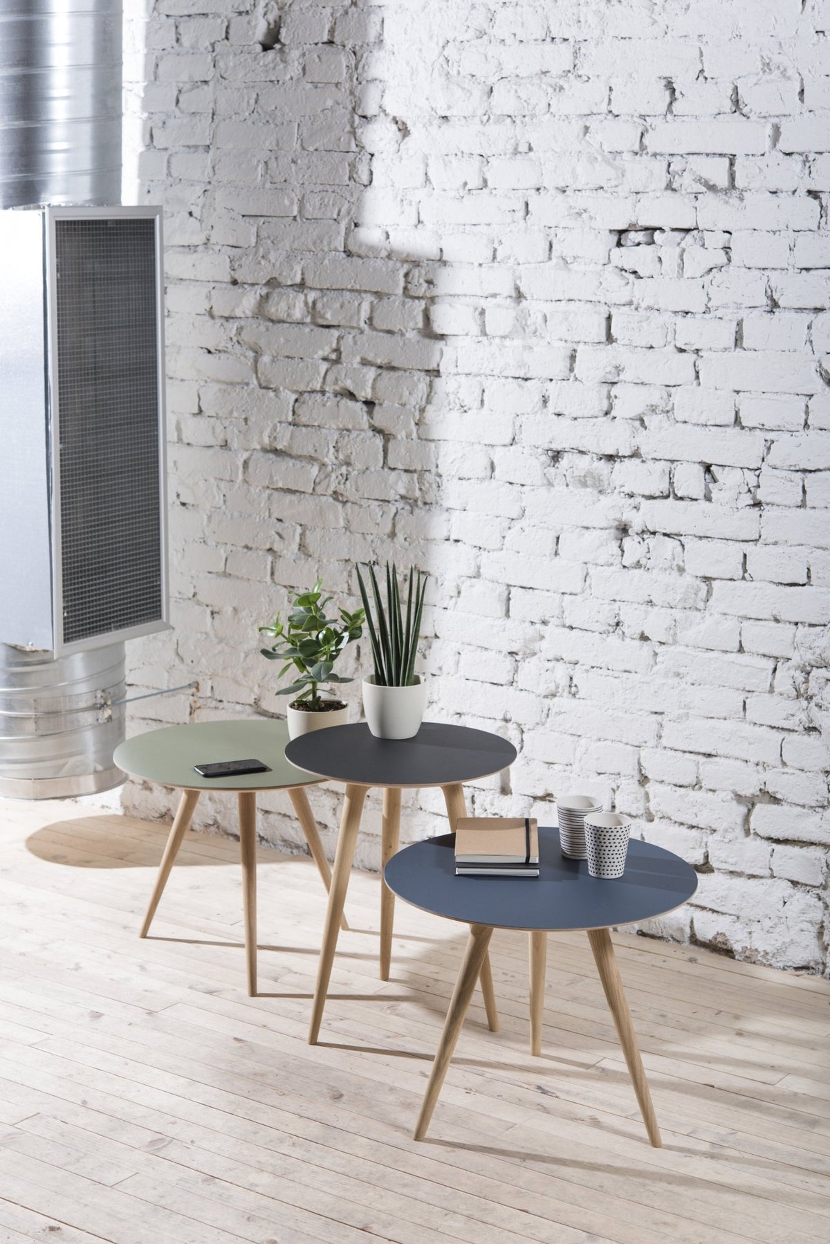Table d'appoint ronde en chêne blanc et plateau en linoléum bleu 55 cm Arp - Gazzda - The Cool Republic