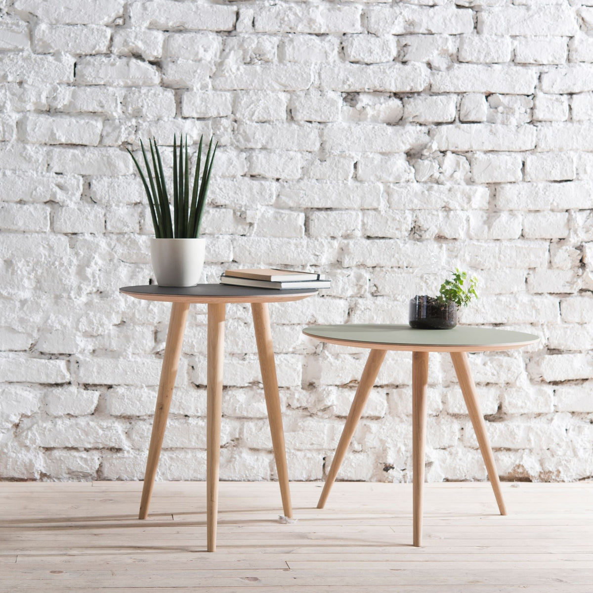 Table d'appoint ronde en chêne blanc et plateau en linoléum noir 45 cm Arp - Gazzda - The Cool Republic