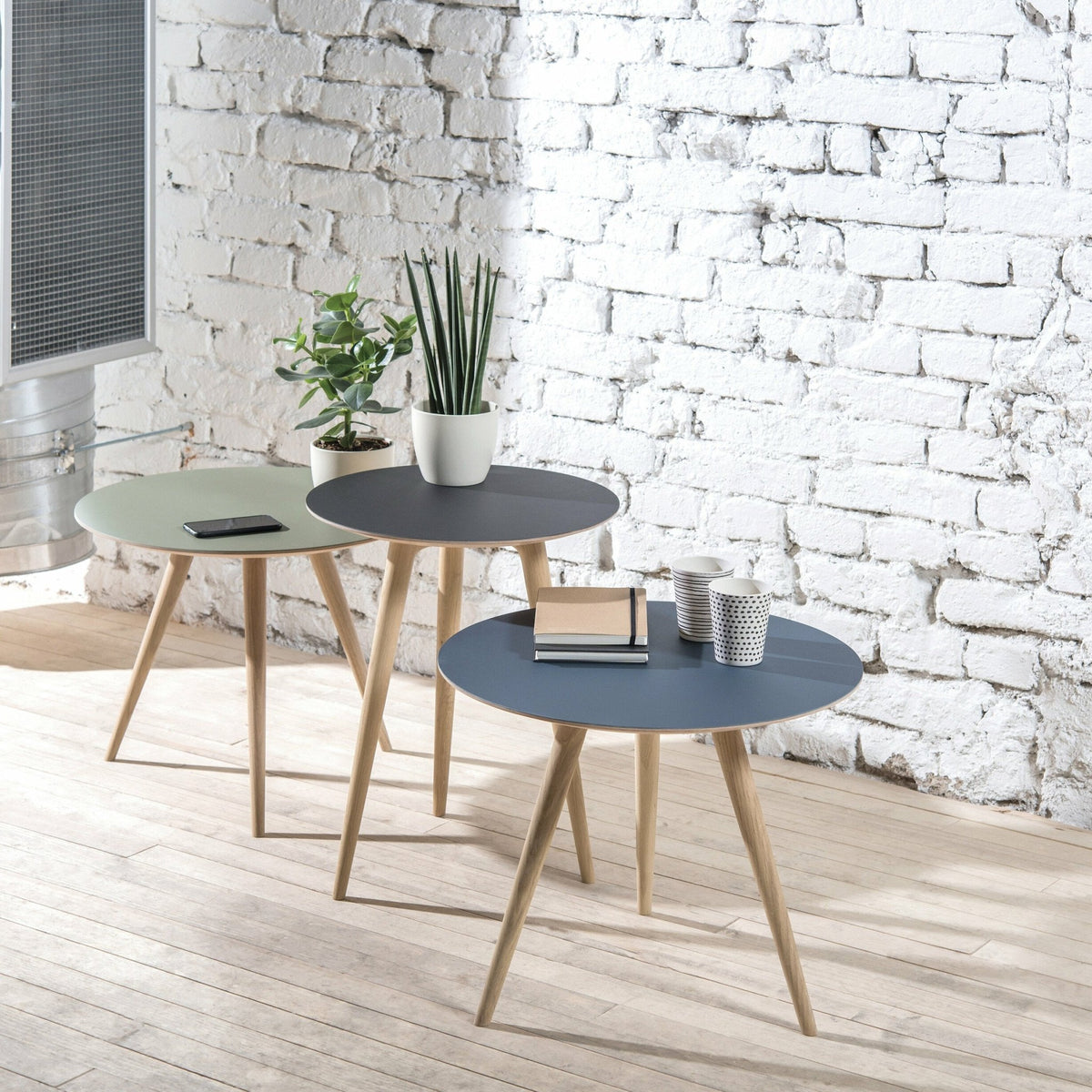 Table d'appoint ronde en chêne et plateau en linoléum bleu 45 cm Arp - Gazzda - The Cool Republic