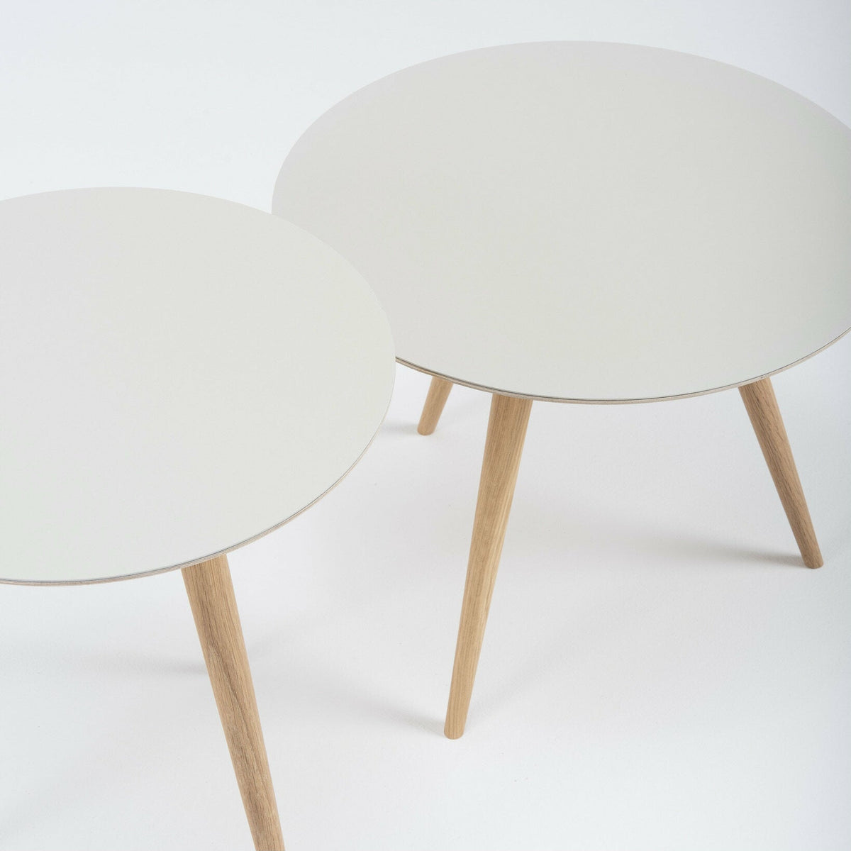 Table d'appoint ronde en chêne et plateau en linoléum gris 45 cm Arp - Gazzda - The Cool Republic