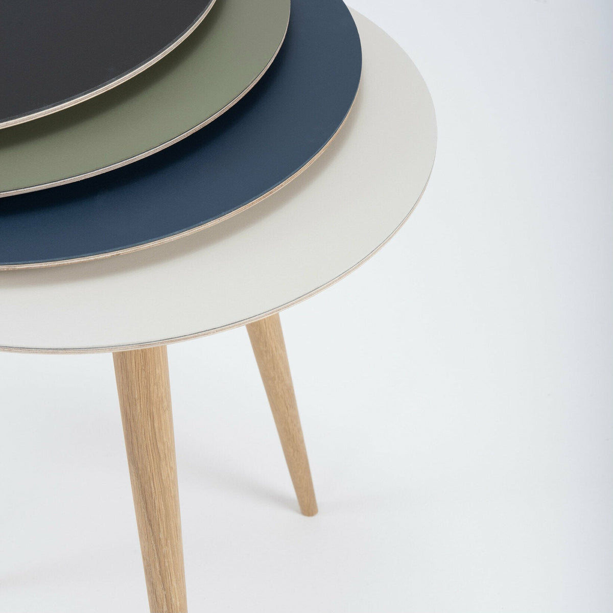 Table d'appoint ronde en chêne et plateau en linoléum gris 45 cm Arp - Gazzda - The Cool Republic