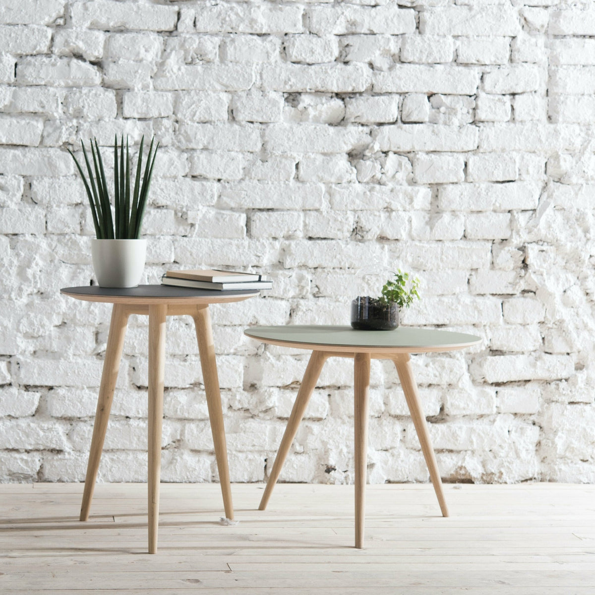 Table d'appoint ronde en chêne et plateau en linoléum olive foncé 45 cm Arp - Gazzda - The Cool Republic
