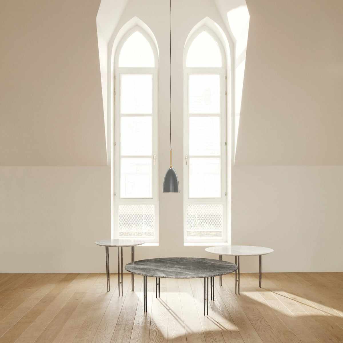 Table d'appoint ronde en marbre blanc et base chromée 50 cm IOI - Gubi - The Cool Republic