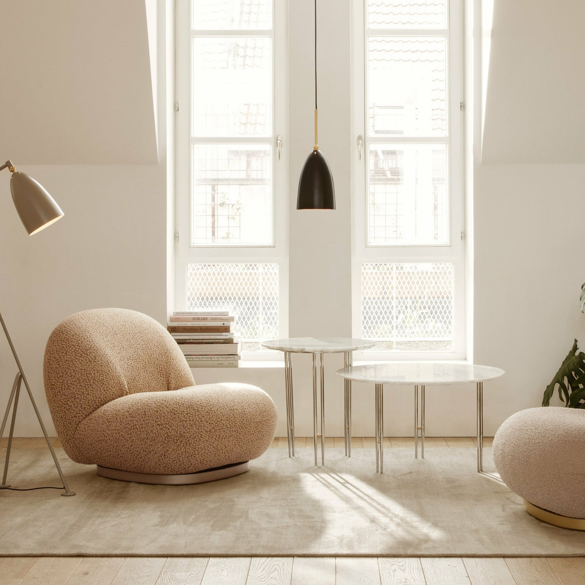 Table d'appoint ronde en marbre blanc et base chromée 50 cm IOI - Gubi - The Cool Republic