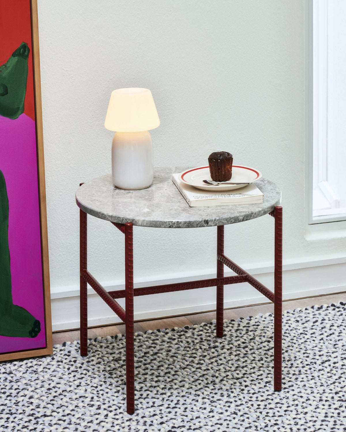 Table d'appoint ronde en marbre et piètement en acier rouge 40 cm Rebar - Hay - The Cool Republic