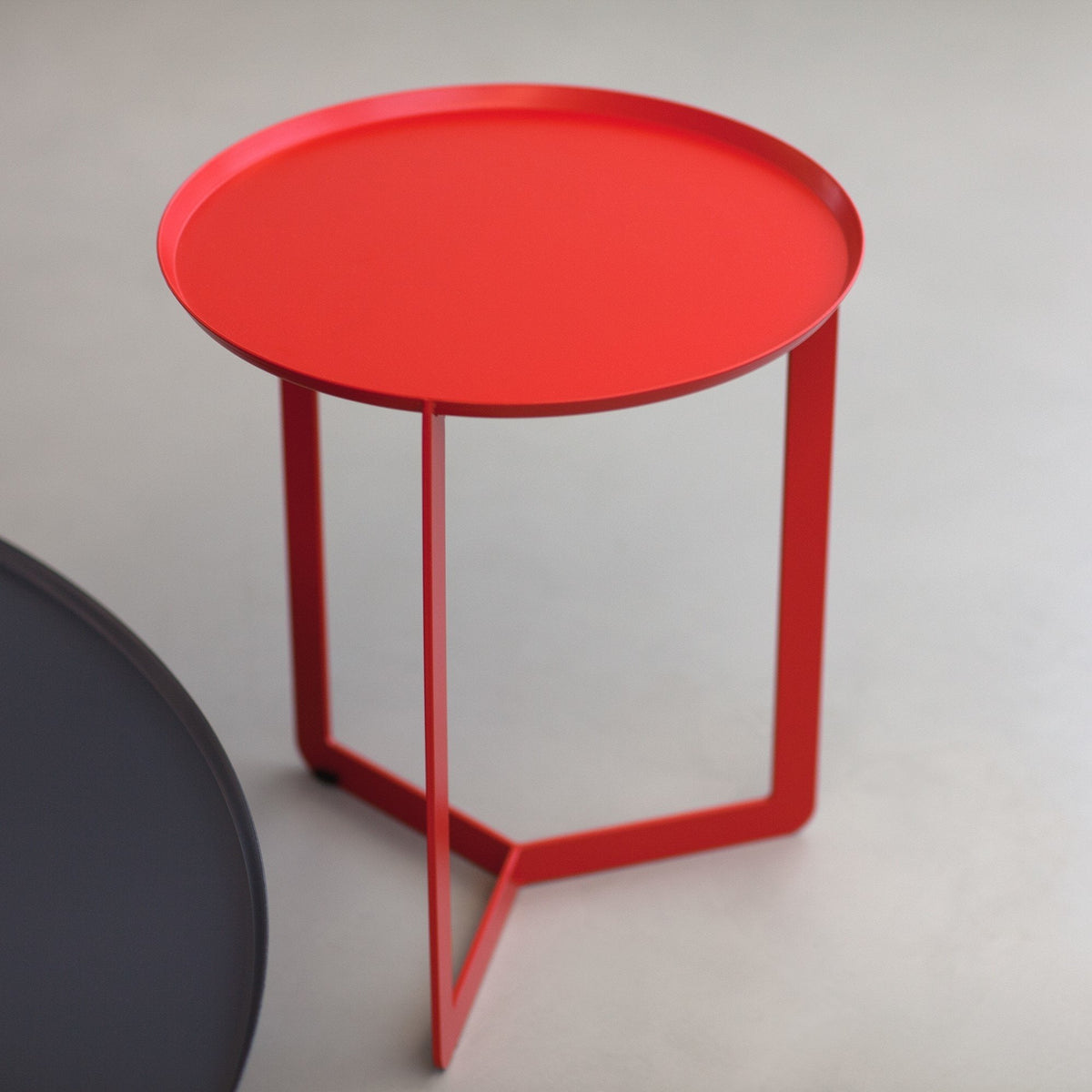 Table d'appoint rouge Round 1 - Meme Design - The Cool Republic