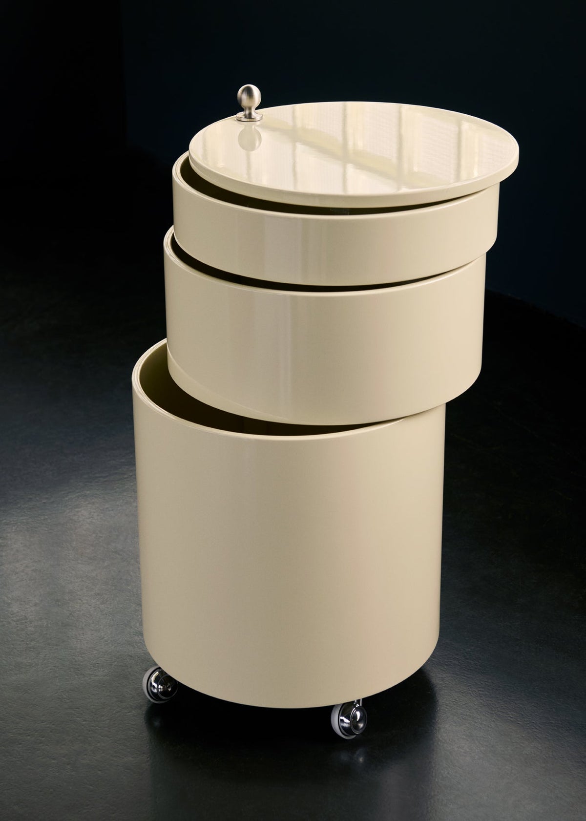 Table d'appoint sur roues en bois moulé crème Barboy - Verpan - The Cool Republic
