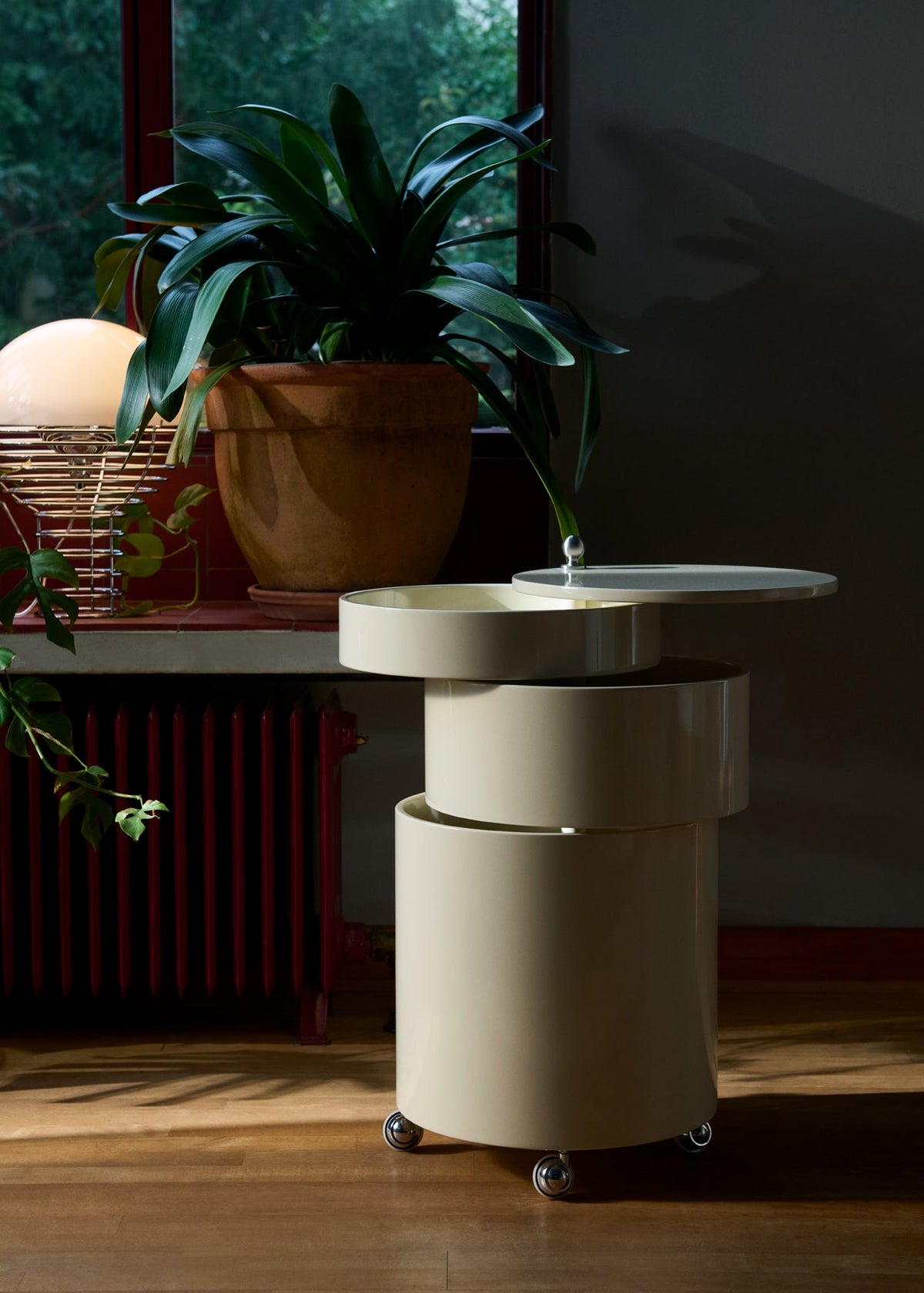 Table d'appoint sur roues en bois moulé crème Barboy - Verpan - The Cool Republic
