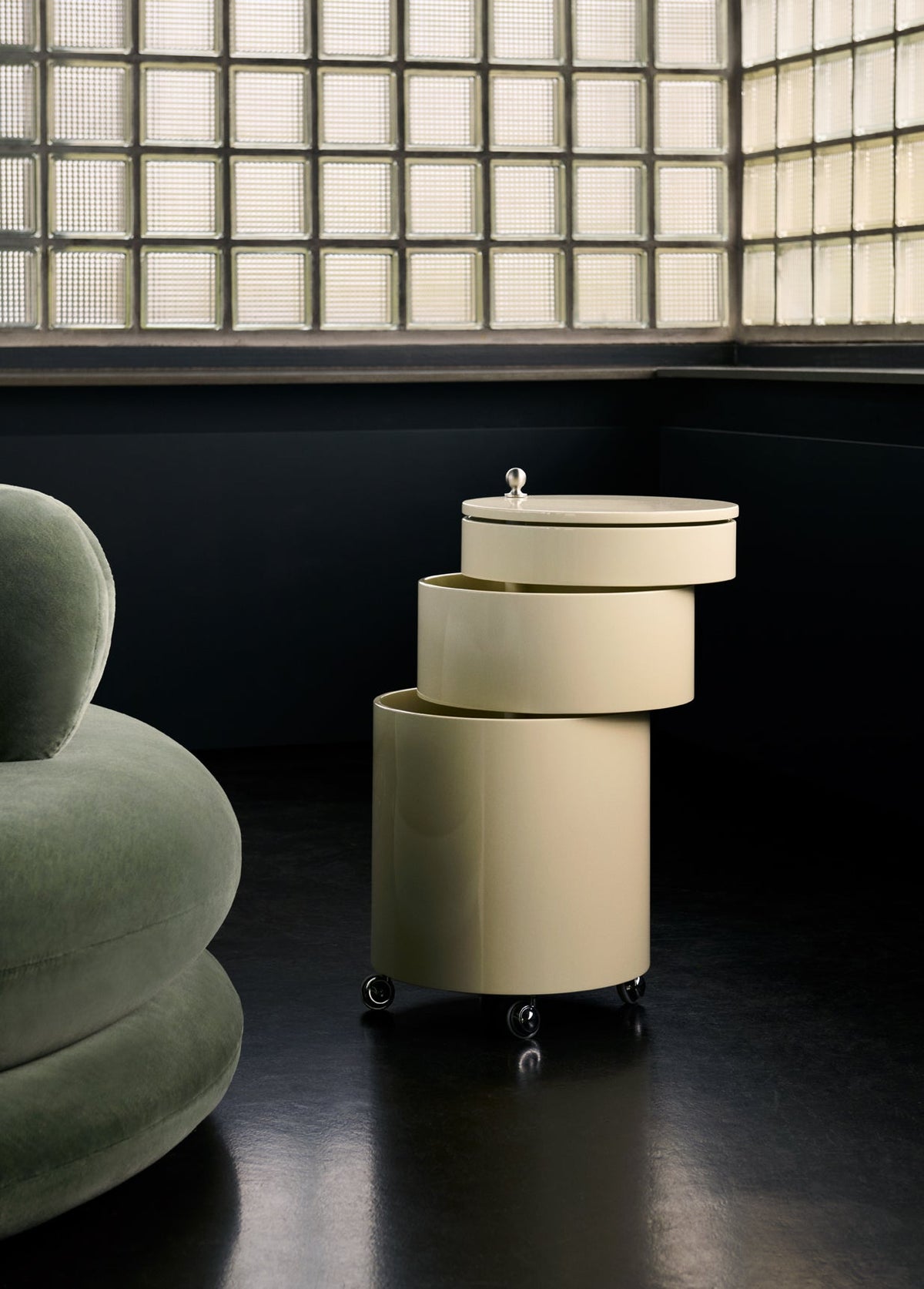 Table d'appoint sur roues en bois moulé crème Barboy - Verpan - The Cool Republic