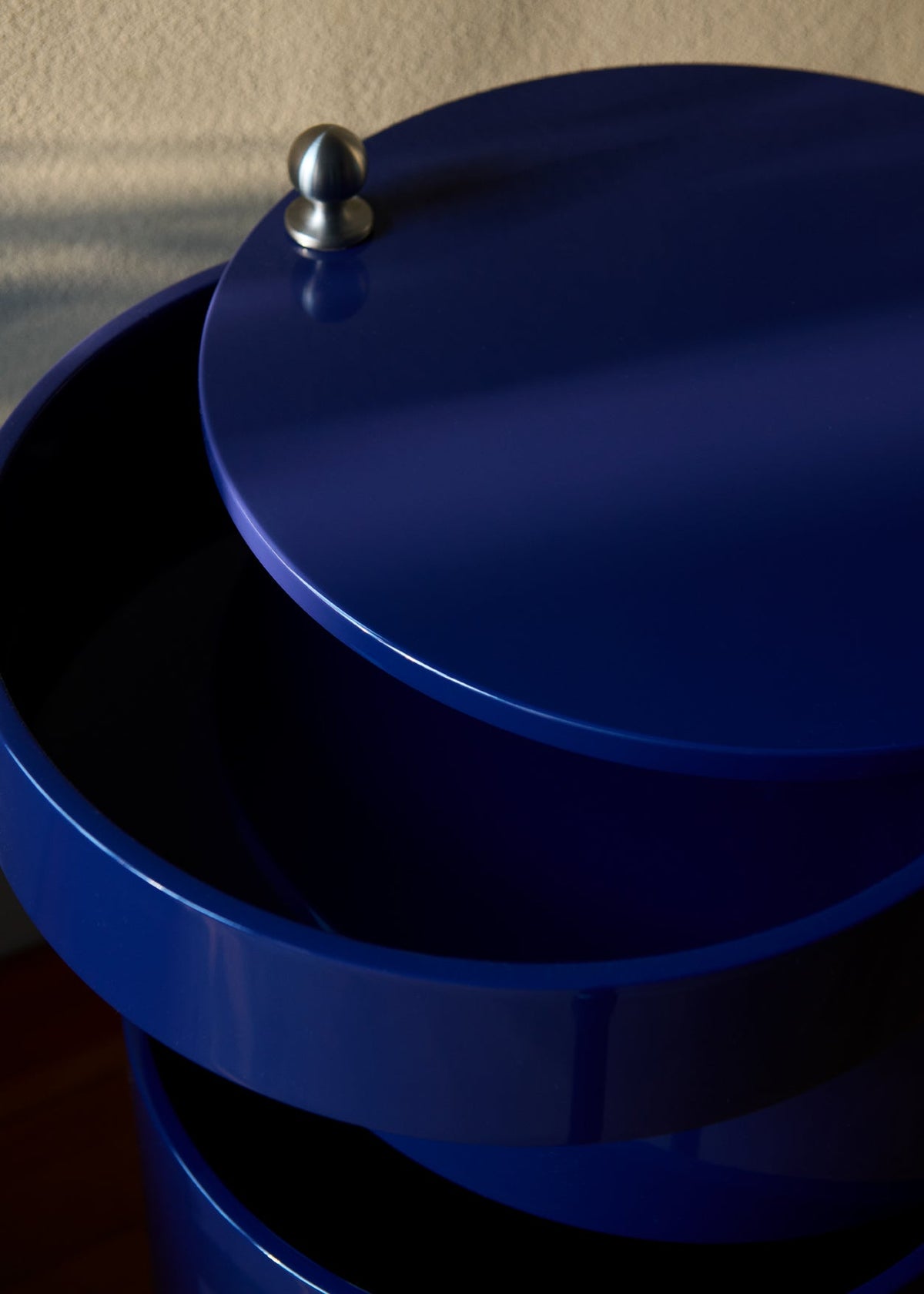 Table d'appoint sur roues en bois moulé deep blue Barboy - Verpan - The Cool Republic