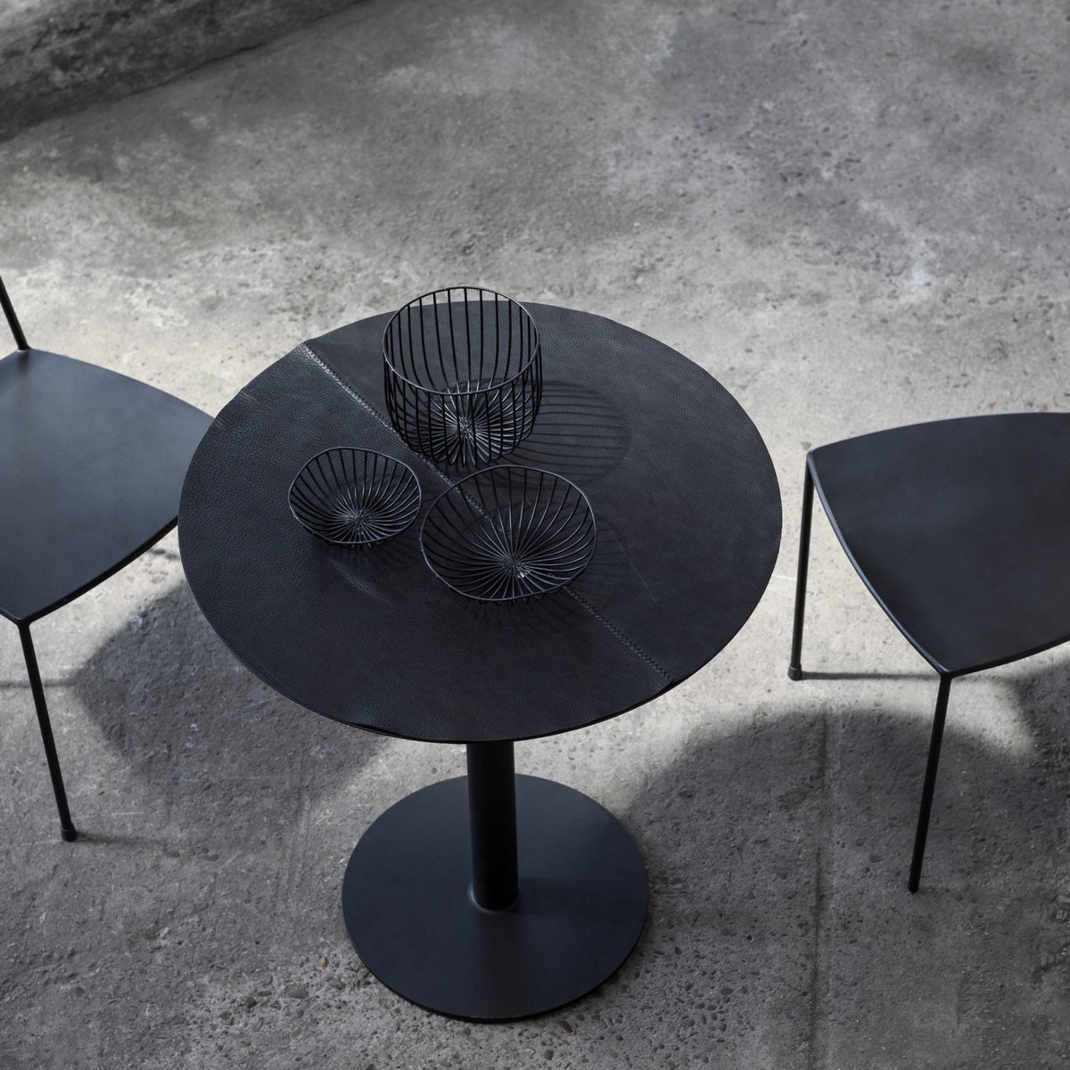 Table de Bistrot noire ronde 70 cm - Serax - The Cool Republic