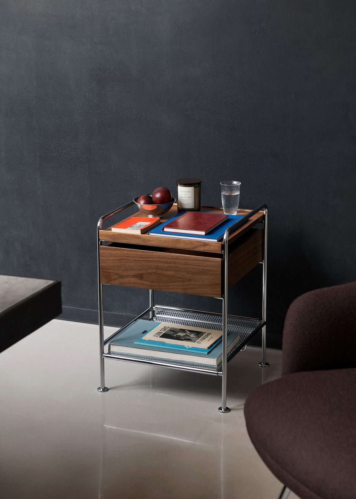 Table de chevet en acier chrome et noyer laqué 44x42x55cm Alima NDS3 - &tradition - The Cool Republic