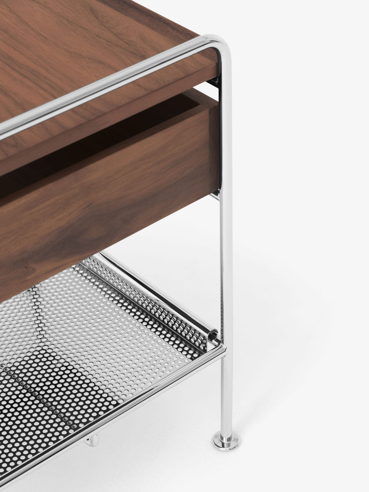 Table de chevet en acier chrome et noyer laqué 44x42x55cm Alima NDS3 - &tradition — vue 4