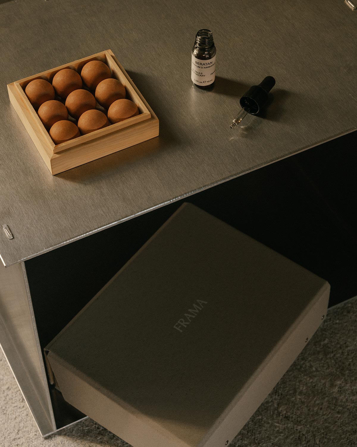 Table de chevet en aluminium 32,8 x 33,8 x 48,1 cm Rivet - Frama - The Cool Republic