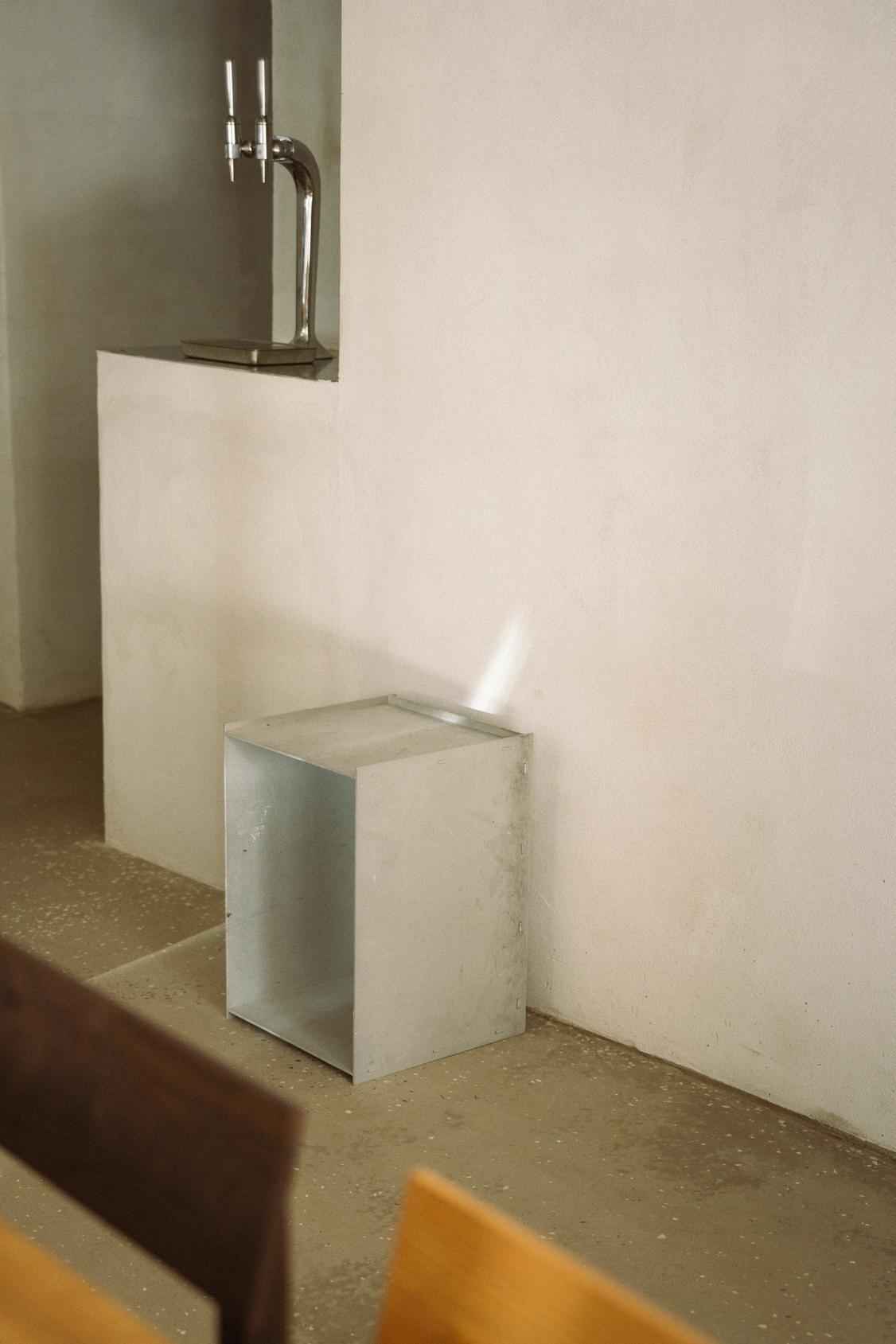 Table de chevet en aluminium 32,8 x 33,8 x 48,1 cm Rivet - Frama - The Cool Republic