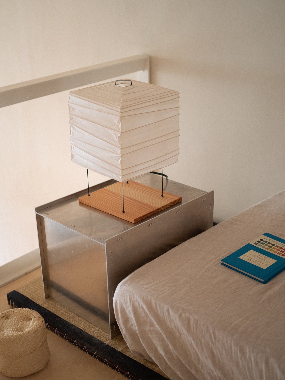 Table de chevet en aluminium 32,8 x 33,8 x 48,1 cm Rivet - Frama - The Cool Republic