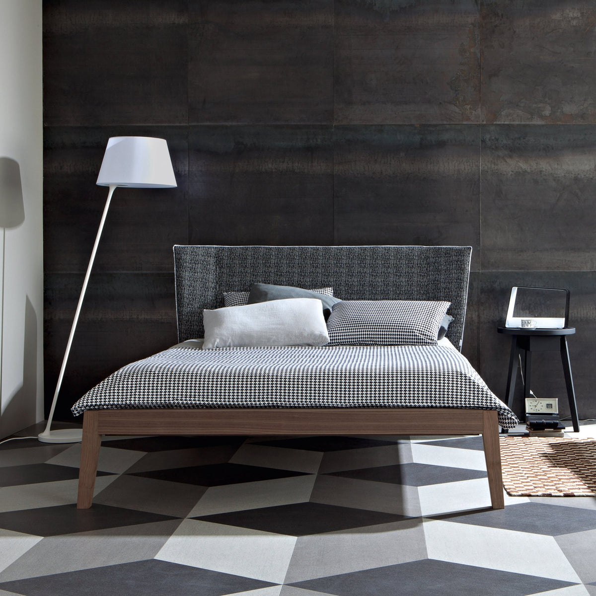 Table de chevet laqué gris Gray 45 - Gervasoni - The Cool Republic