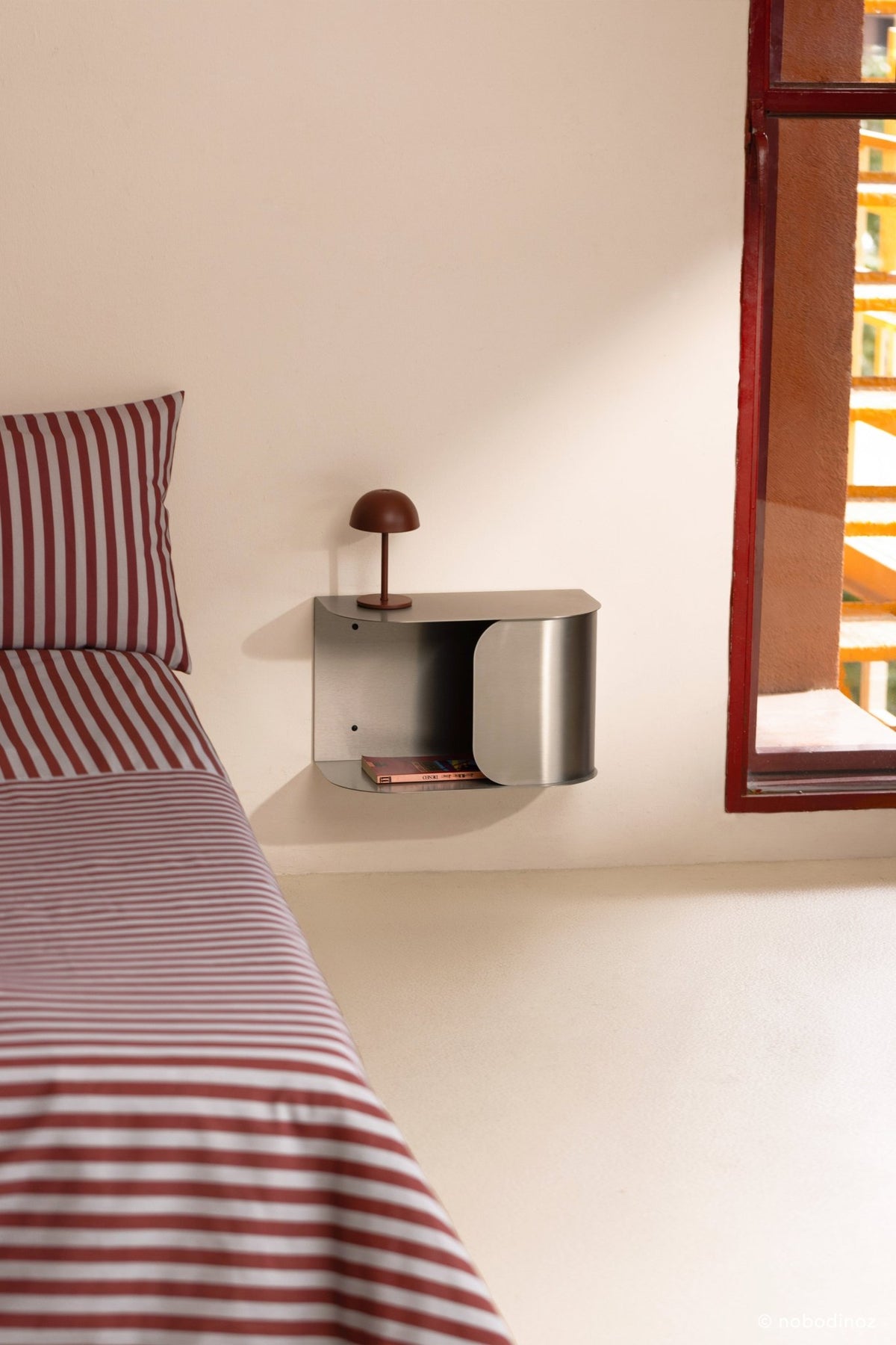 Table de chevet murale en acier brossé 40 x 20,5 x 25 cm - Nobodinoz - The Cool Republic