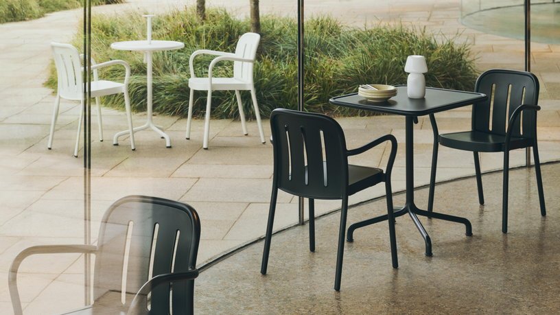 Table de jardin carrée en aluminium laqué gris anthracite 55x55x74cm Deville - HAY - The Cool Republic
