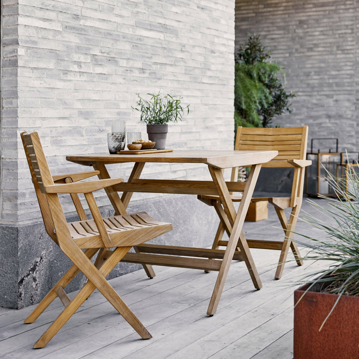 Table de jardin carrée en teck Flip - Cane-Line - The Cool Republic