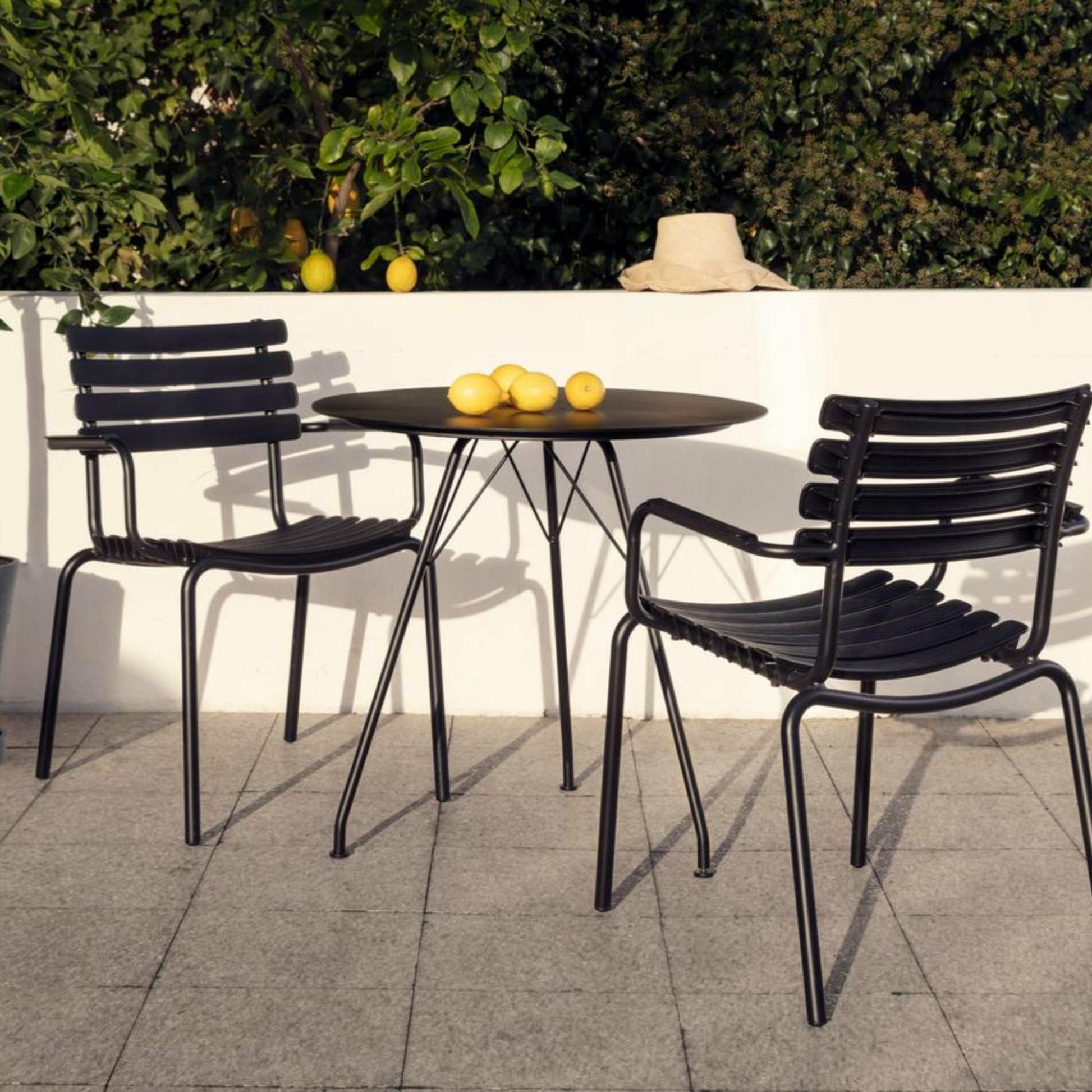 Table de jardin en acier CIRCUM - Houe - The Cool Republic