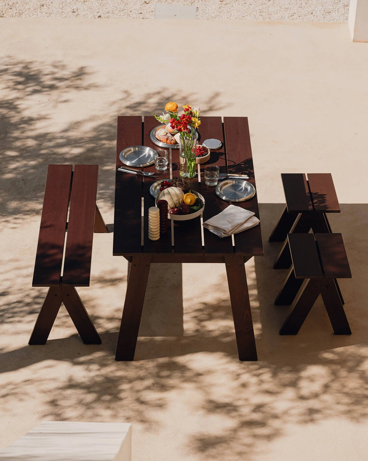 Table de jardin en bois de pin massif brun cacao 79x77x73cm Navo - noo.ma - The Cool Republic