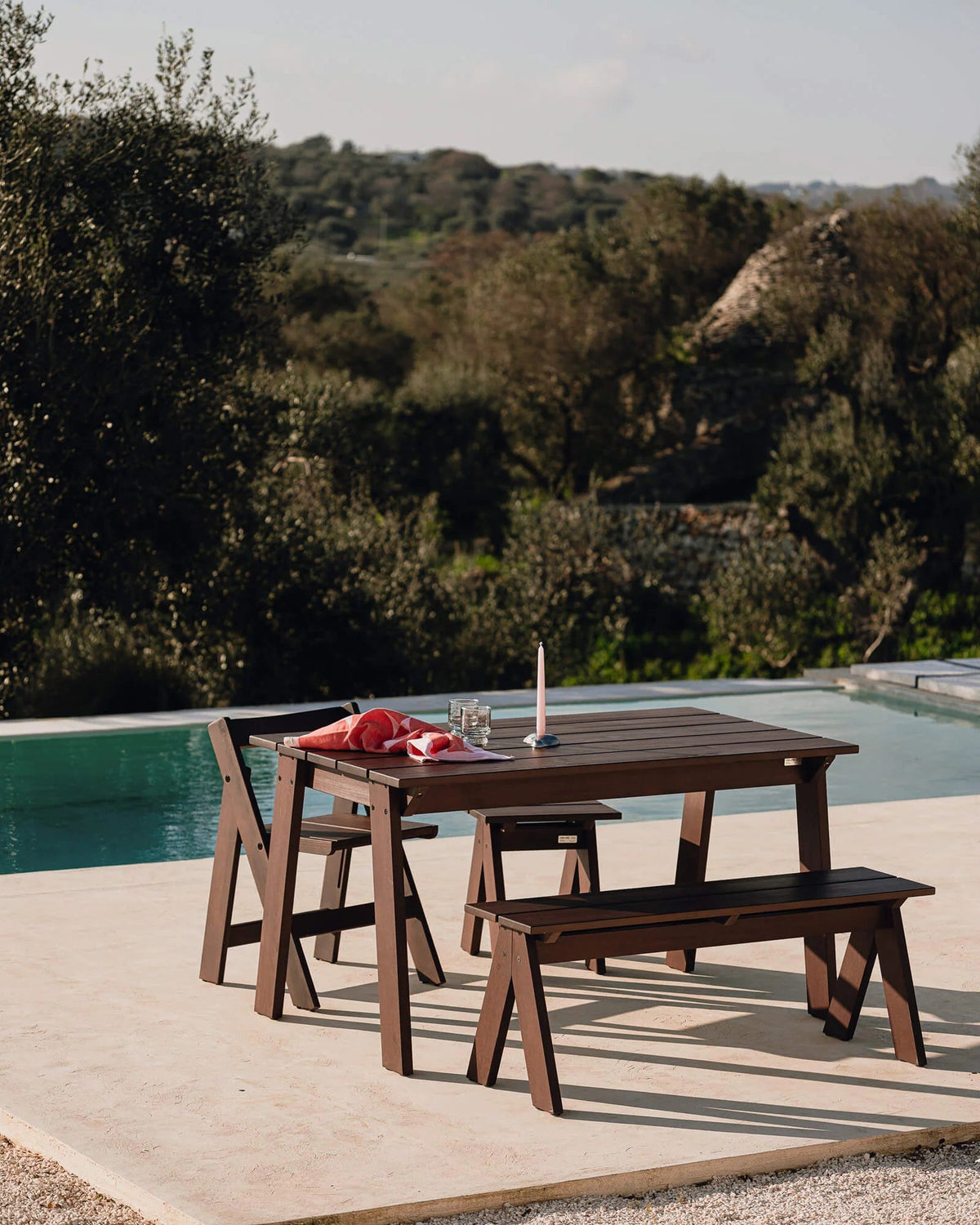 Table de jardin en bois de pin massif brun cacao 79x77x73cm Navo - noo.ma - The Cool Republic