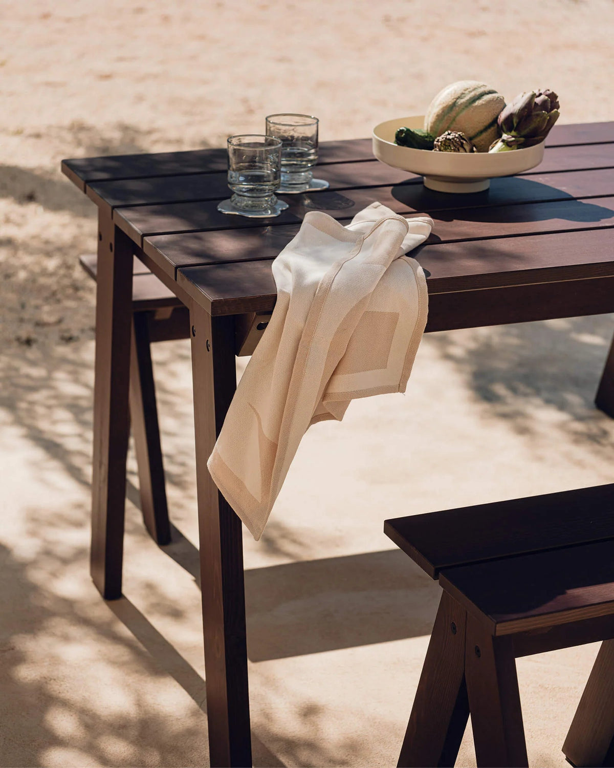 Table de jardin en bois de pin massif brun cacao 79x77x73cm Navo - noo.ma - The Cool Republic