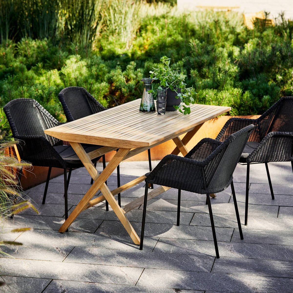 Table de jardin en teck Flip - Cane-Line - The Cool Republic