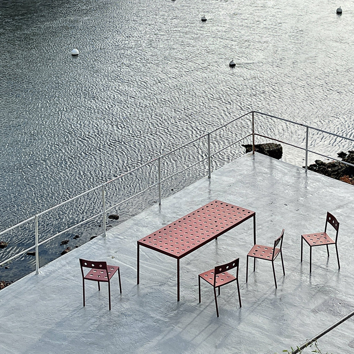 Table de jardin rectangulaire en acier rouge 190 x 87 cm Balcony - HAY - The Cool Republic