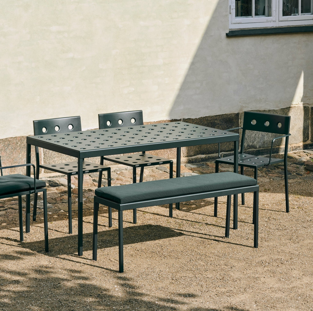 Table de jardin rectangulaire en acier rouge 190 x 87 cm Balcony - HAY - The Cool Republic