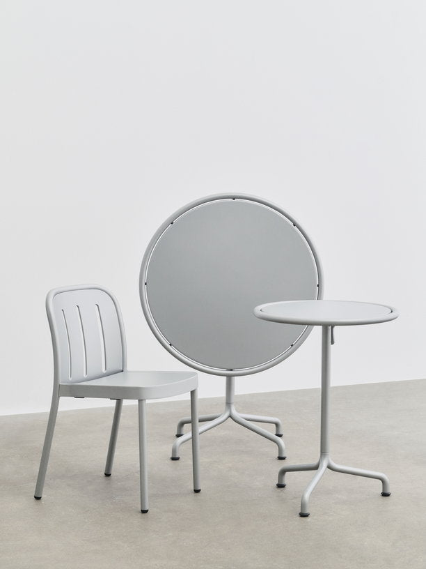 Table de jardin ronde en aluminium laqué gris argenté 55x74cm Deville - HAY - The Cool Republic