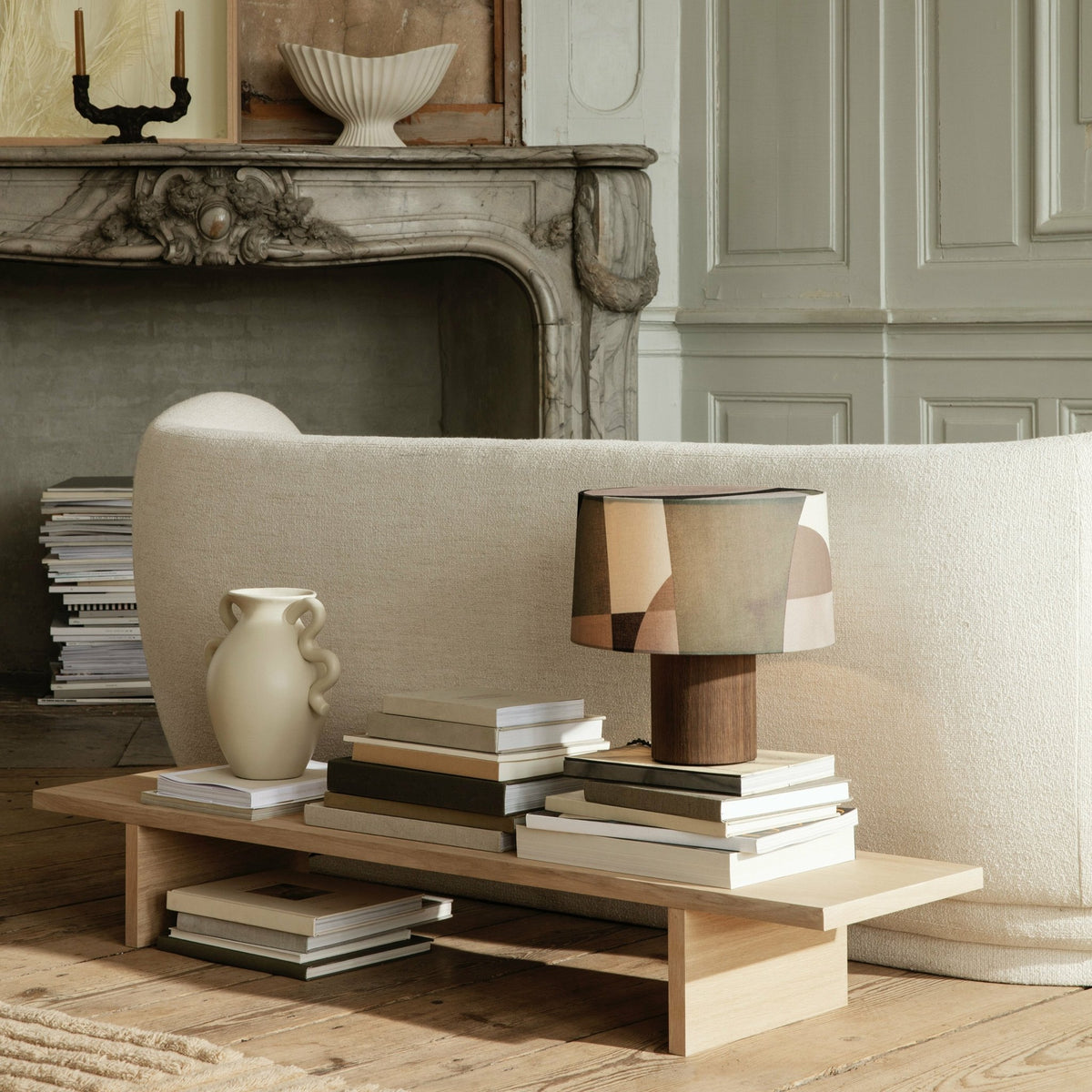Table d’exposition en chêne 140 x 20 x 34 cm Kona - Ferm Living - The Cool Republic