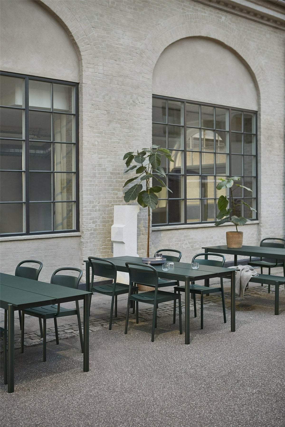 Table d'extérieur en acier vert foncé 140 x 75 cm Linear - Muuto - The Cool Republic