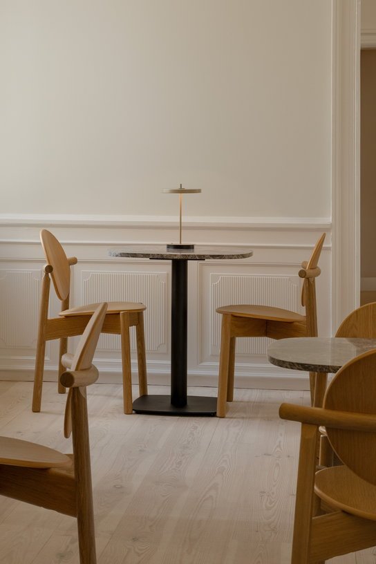 Table en acier noir et plateau en marbre cm Gather - Umage - The Cool Republic