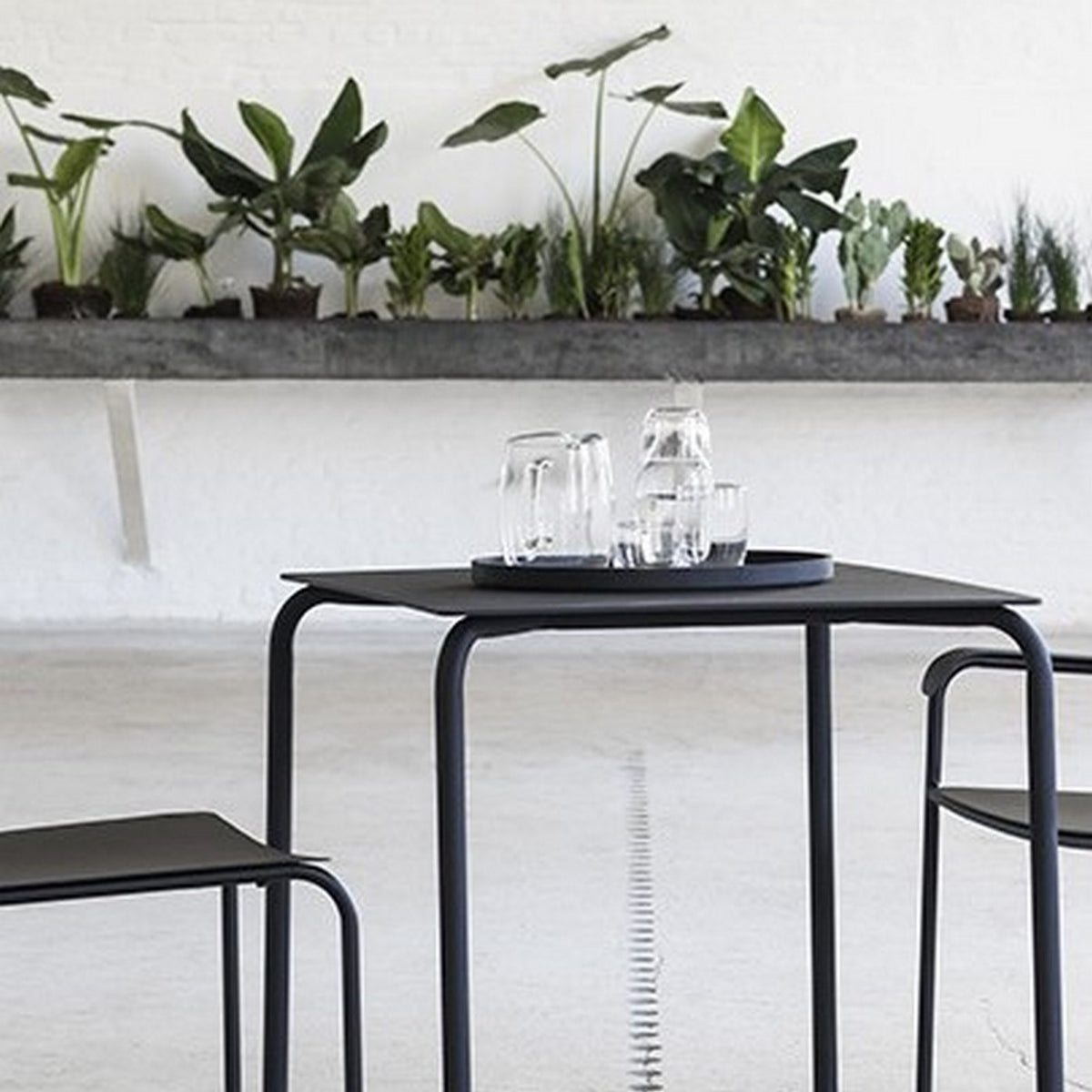Table en aluminium noir August - Serax - The Cool Republic