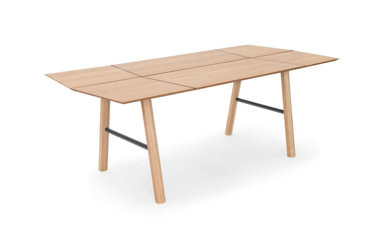 Table en chêne et pieds noirs SAVIA - Woodendot - The Cool Republic