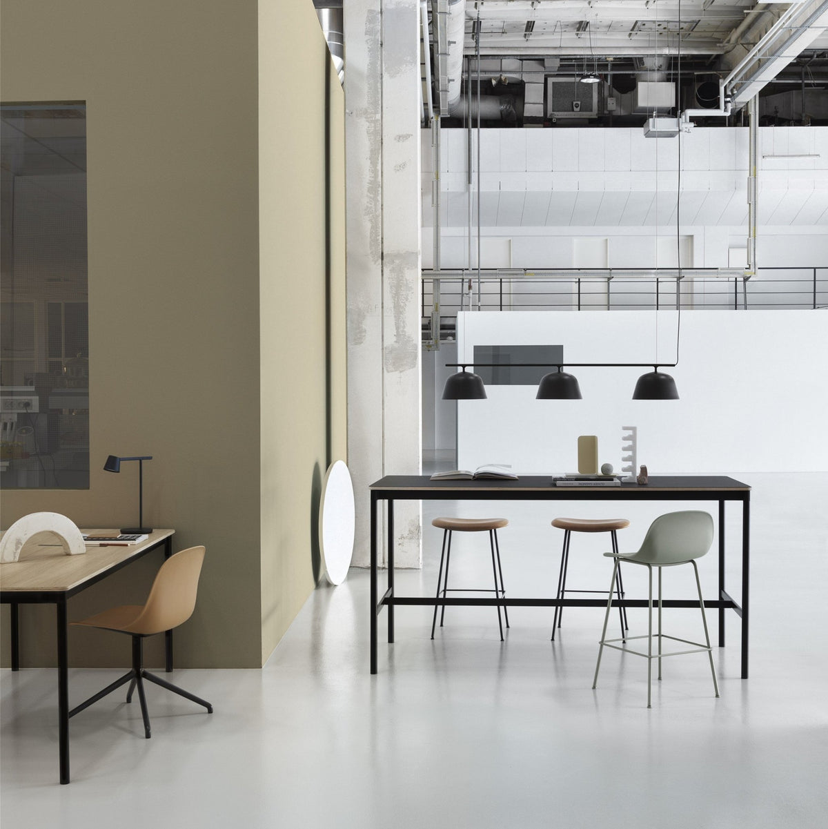 Table haute blanc et noir 50 x 190 x 95 cm Base - Muuto - The Cool Republic