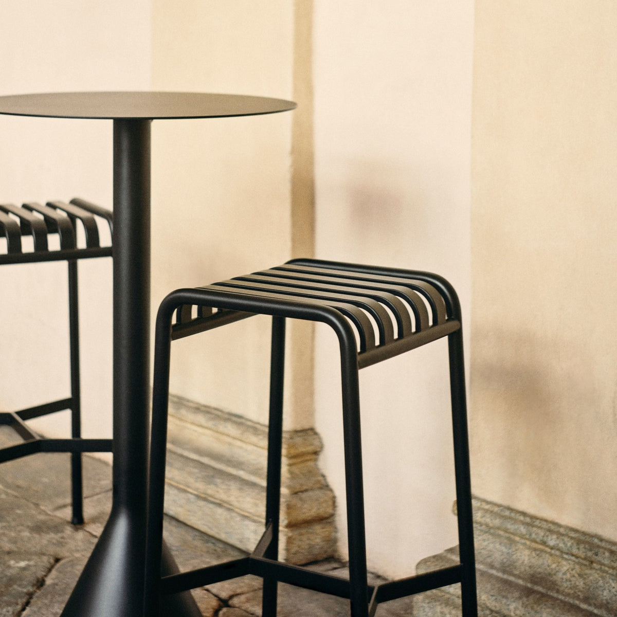 Table haute cone olive Palissade - HAY - The Cool Republic