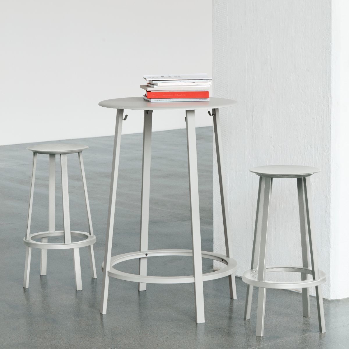 Table haute en aluminium noir Revolver - HAY - The Cool Republic