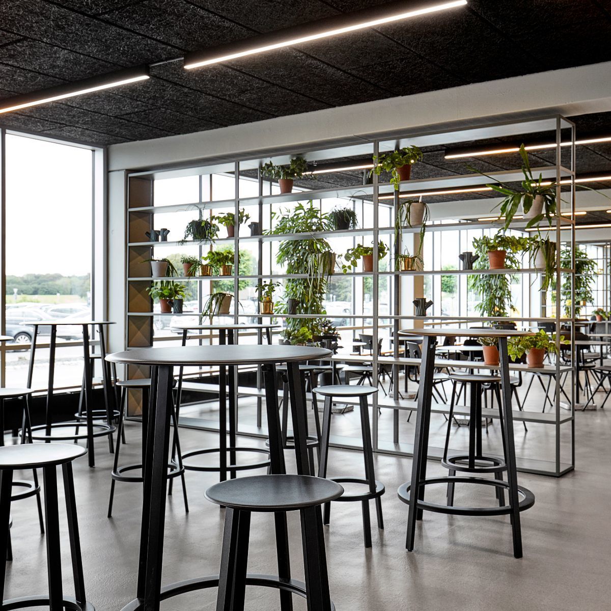 Table haute en aluminium noir Revolver - HAY - The Cool Republic